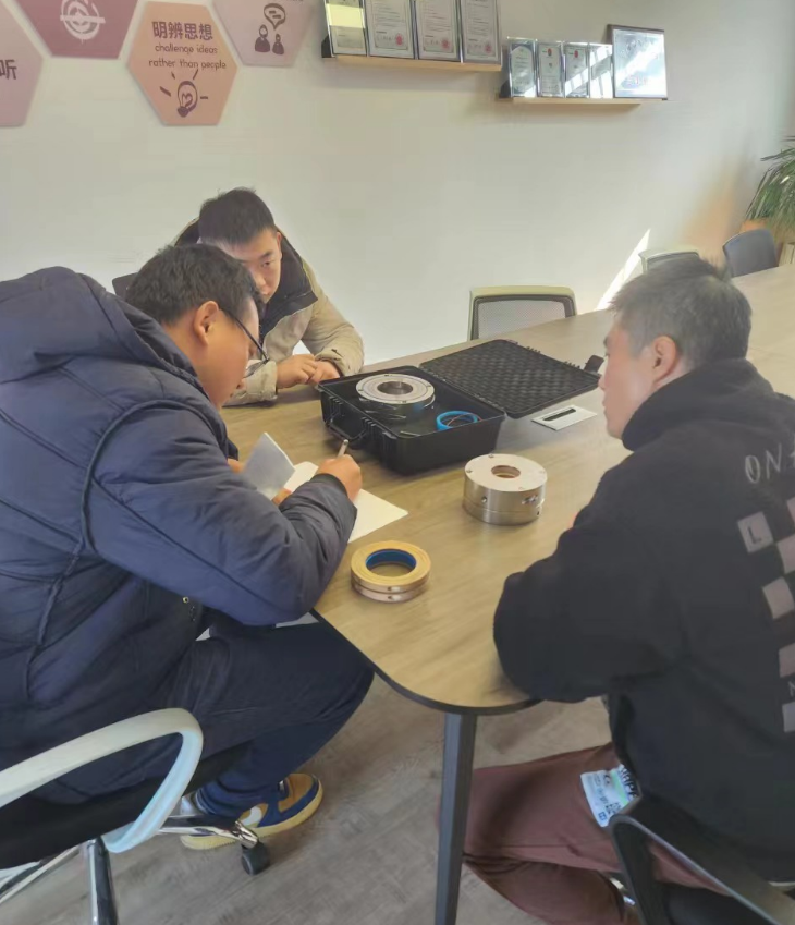 混合机客户邀约上门，对旋转轴封进行技术交流